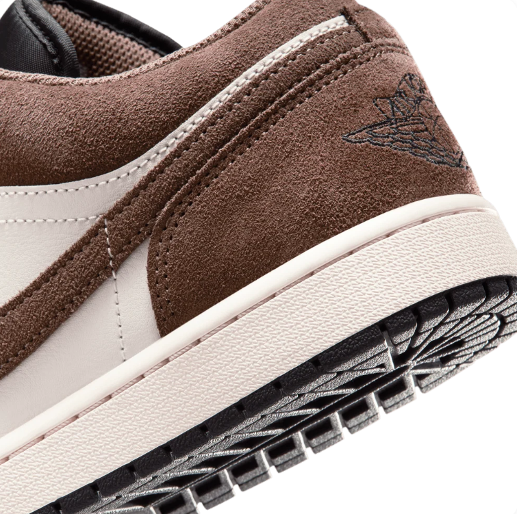 Nike Sneakers – Brown & Cream Low-Top with Black Laces